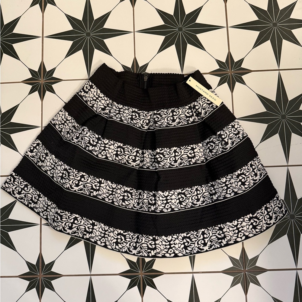 Mustard Seed Black and White Patterned structured mini skirt